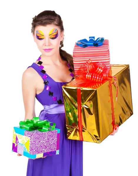 Hermosa mujer con maquillaje en vestido con regalos — Foto de Stock