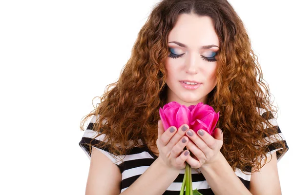 Vacker kvinna med blommor isolerade — Stockfoto
