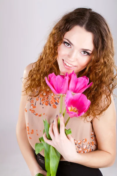 Vacker kvinna med blommor — Stockfoto