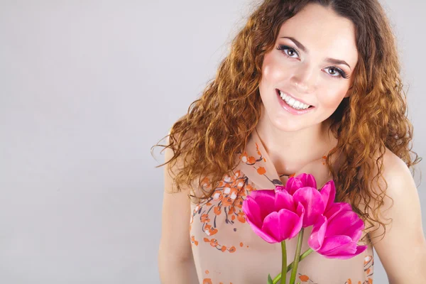Vacker kvinna med blommor — Stockfoto