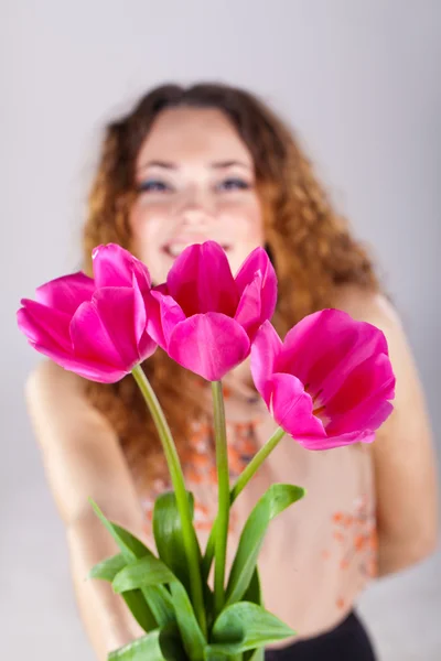 Vacker kvinna med blommor — Stockfoto