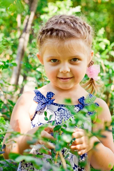 Piękny szczęśliwy mała dziewczynka odkryty — Zdjęcie stockowe
