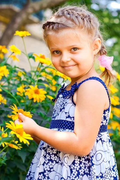 Hermosa niña feliz al aire libre — Foto de Stock