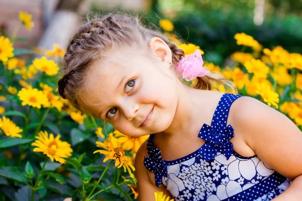 Vacker glad liten flicka utomhus — Stockfoto