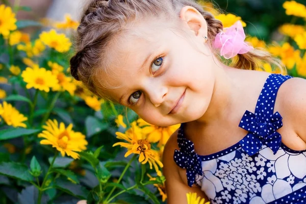 Schöne glückliche kleine Mädchen im Freien — Stockfoto