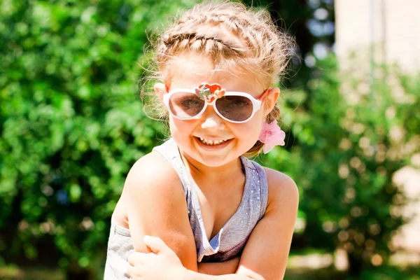 Krásná šťastná holčička venkovní sluneční brýle — Stock fotografie