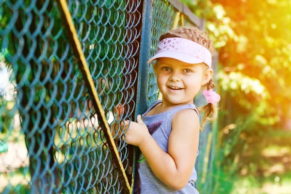 Bella felice bambina all'aperto — Foto Stock