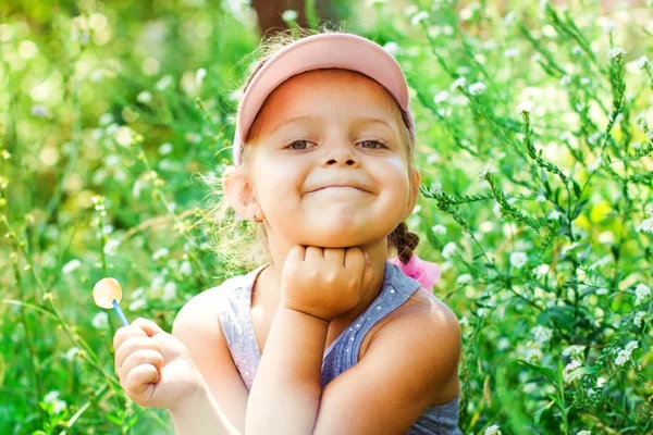 Krásná šťastná holčička venkovní s emocemi — Stock fotografie