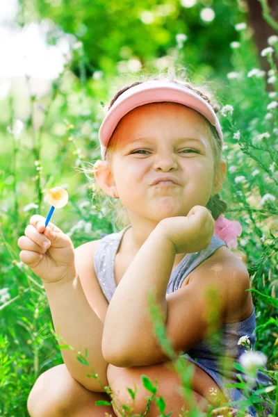 Krásná šťastná holčička venkovní s emocemi — Stock fotografie