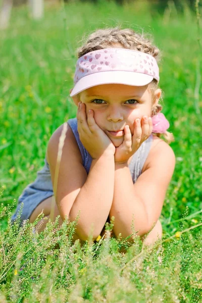 美丽快乐的小女孩户外与情感 — 图库照片