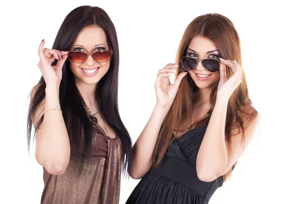 Dwóch młodych pięknych kobiet na białym tle okulary przeciwsłoneczne — Zdjęcie stockowe