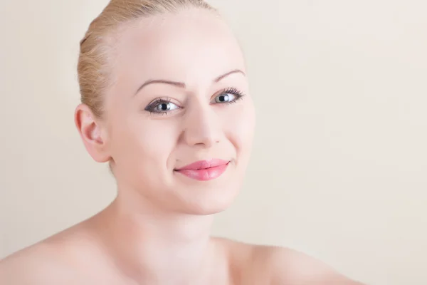 Naakt lachende meisje met natuurlijke make-up — Stockfoto