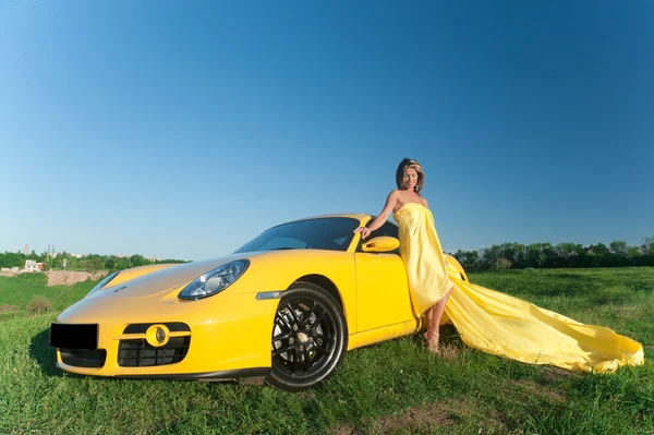 Sexy in gelb — Stockfoto