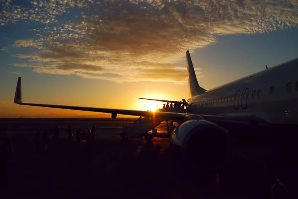 Sonnenuntergangsflugzeug — Stockfoto