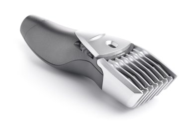Close-Up üzerinde beyaz izole bir modern saç kesme makinesi