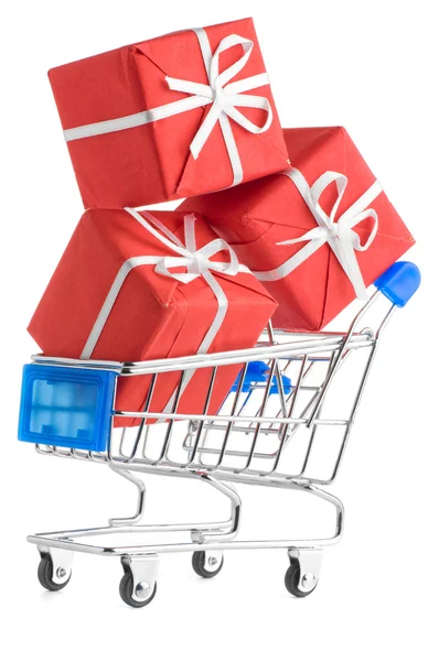 Carrinho de compras com presentes — Fotografia de Stock