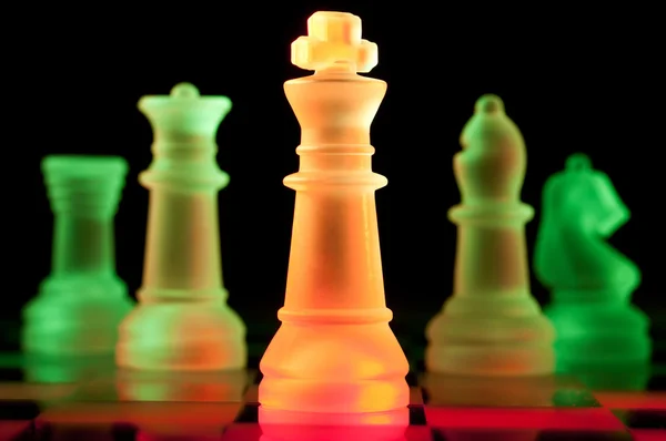 Peças de xadrez de vidro vermelho e verde — Fotografia de Stock
