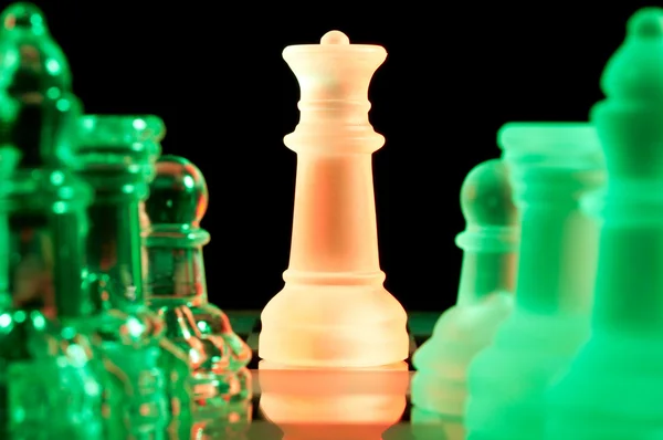 Vícebarevné šachové figurky ve tmě — Stock fotografie