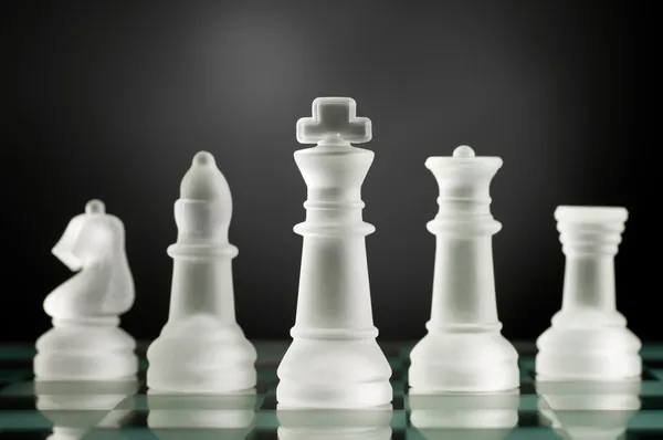 Skla šachové figurky ve tmě — Stock fotografie