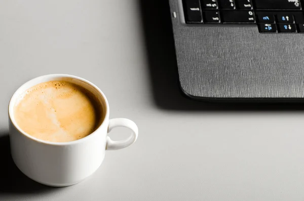 Laptop-val csésze kávé — Stock Fotó