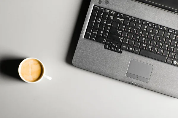Laptop com xícara de café — Fotografia de Stock