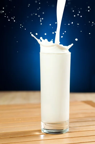 Молоко течёт — стоковое фото