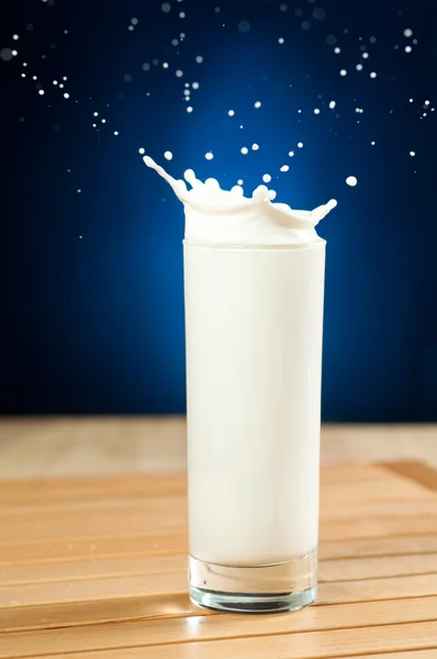 Il latte è schizzi — Foto Stock