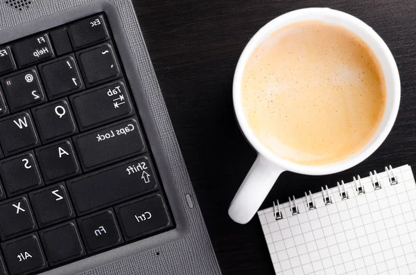 Laptop mit Kaffee — Stockfoto