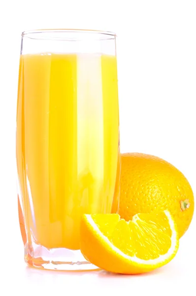 Portakal suyu ve üzerinde beyaz izole dilim — Stok fotoğraf