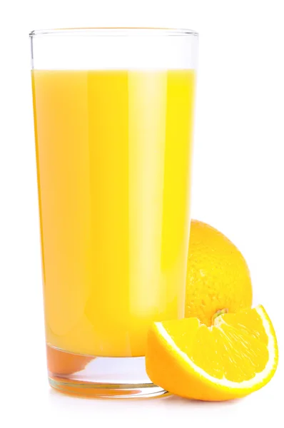 Апельсиновый сок и ломтик изолированы на белом — стоковое фото