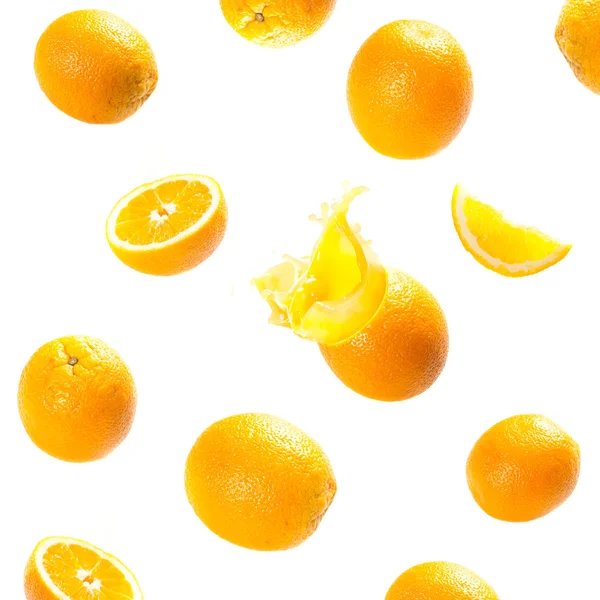 Olgun portakal patlayan ve düşme — Stok fotoğraf