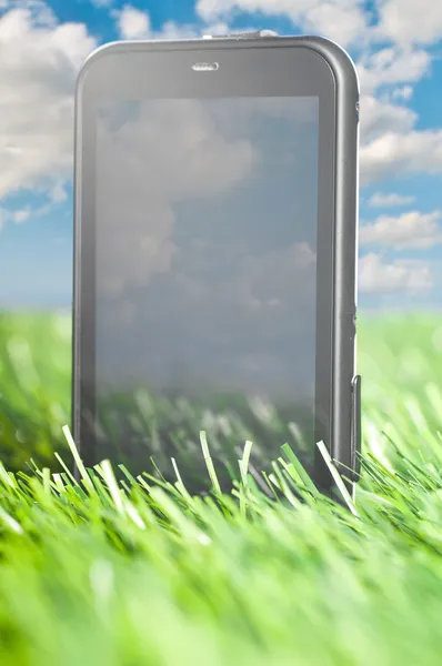 Telefon w trawie — Zdjęcie stockowe