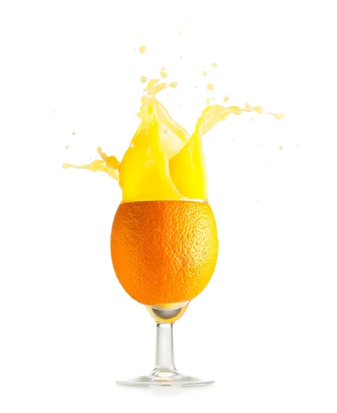 O suco de laranja está salpicando em vidro — Fotografia de Stock