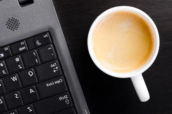 笔记本电脑与杯咖啡 — 图库照片
