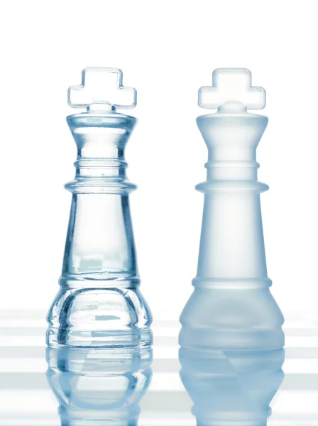 Vidro de xadrez rei transparente isolado no branco — Fotografia de Stock