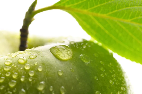 Свежее зеленое мокрое яблоко с листом, макро-шот бабушки Смит — стоковое фото