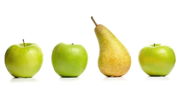 Drei Äpfel und Birnen — Stockfoto