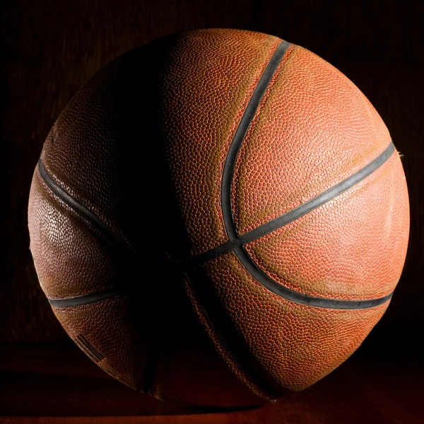 Μπάλα μπάσκετ στο σκοτάδι — Φωτογραφία Αρχείου