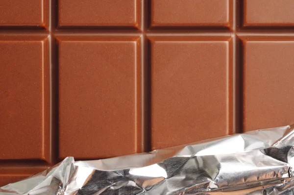 Primer plano de chocolate con envoltura de papel de aluminio —  Fotos de Stock