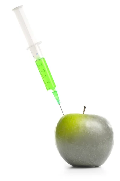 Strzykawka w zielone jabłko na białym tle — Zdjęcie stockowe