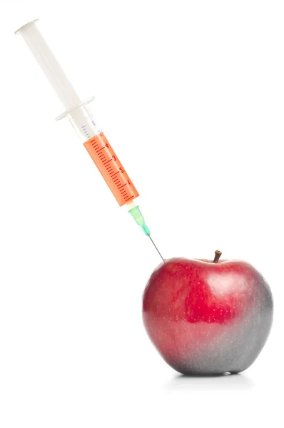 注射器在白色上孤立的红苹果 — 图库照片