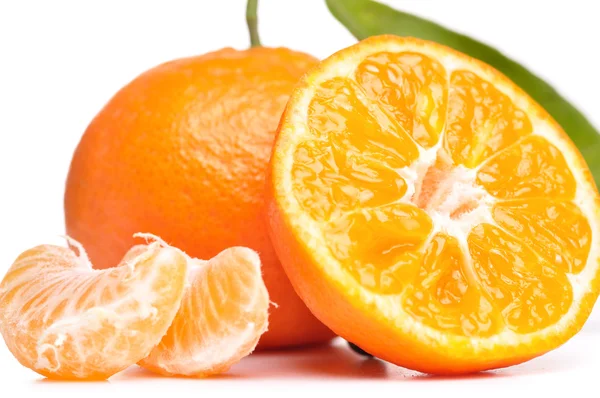 Čerstvé mandarinky izolovaných na bílém — Stock fotografie