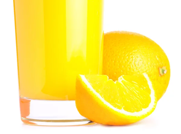 Suco de laranja e fatia isolada em branco — Fotografia de Stock