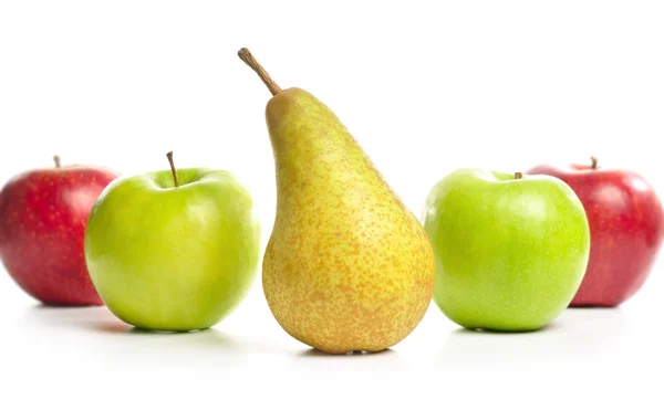 Jabłka i gruszki na białym tle — Zdjęcie stockowe