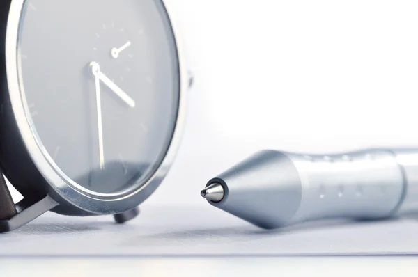 Relógio e caneta close-up — Fotografia de Stock