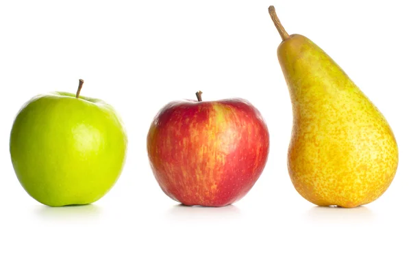 Elma ve armut üzerinde beyaz izole — Stok fotoğraf
