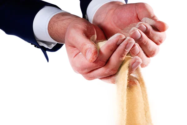 Άμμο που ξεχειλίζει από τα χέρια του επιχειρηματία浇筑从商人手里的沙子 — Φωτογραφία Αρχείου