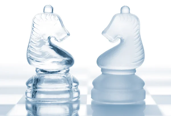 チェスの騎士だ。対立の概念 — ストック写真
