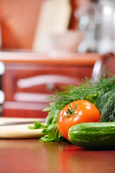 Verduras maduras está acostado en la mesa en la cocina — Foto de Stock