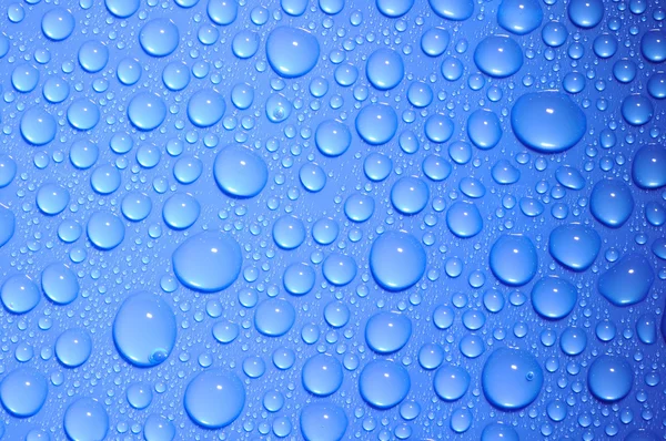 Gocce d'acqua blu su vetro — Foto Stock